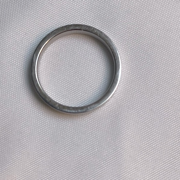 Silver ring with three clear stones size 9 - Picture 2 of 3